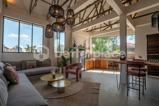 Your Polished Base on the Island — Turnkey Furnished Apartment Offering Comfort, Seclusion, and Effortless Coastal Access