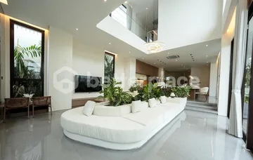 Exquisite Freehold Designer 3-Bed Villa in the Heart of Seminyak – Private Lift, Sauna, Jacuzzi, and Luxury Living Just 5 Minutes from Legian Beach