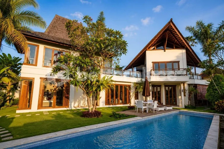 Elegant 4 Bedroom Family Villa with Spacious Garden in Padonan
