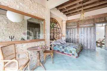 Peaceful Hilltop Living – Vintage Villa Minutes from the Beach